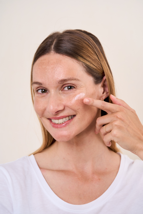 O que é acne solar e como cuidar para não ter?